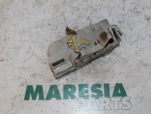 Usados Mecanismo de cerradura de puerta de 4 puertas izquierda detrás Peugeot 307 SW (3H) 1.6 16V Precio € 25,00 Norma de margen ofrecido por Maresia Parts