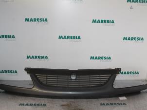 Used Grille Renault Espace (JE) 2.2 dCi 130 16V Price € 105,00 Margin scheme offered by Maresia Parts