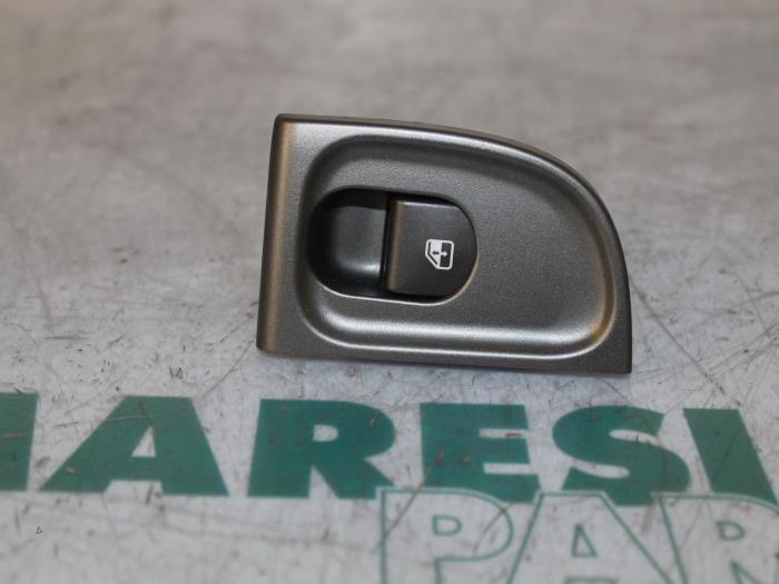 Usados Interruptor combinado de ventanillas Lancia Thesis (841) 2.0 Turbo 20V Precio € 30,00 Norma de margen ofrecido por Maresia Parts