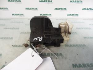 Usados Mecanismo de cerradura de puerta de 2 puertas derecha Alfa Romeo 147 (937) 1.6 Twin Spark 16V Precio € 25,00 Norma de margen ofrecido por Maresia Parts
