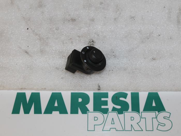 Używane Przelacznik lusterka Renault Megane II (BM/CM) 1.5 dCi 80 Cena € 15,00 Procedura marży oferowane przez Maresia Parts