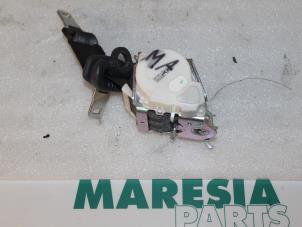 Used Rear seatbelt, centre Renault Clio III (BR/CR) 1.2 16V TCe 100 Price € 20,00 Margin scheme offered by Maresia Parts