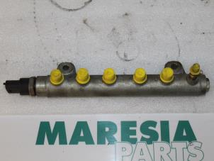 Used Fuel injector nozzle Renault Vel Satis (BJ) 2.2 dCi 150 16V Price € 60,00 Margin scheme offered by Maresia Parts