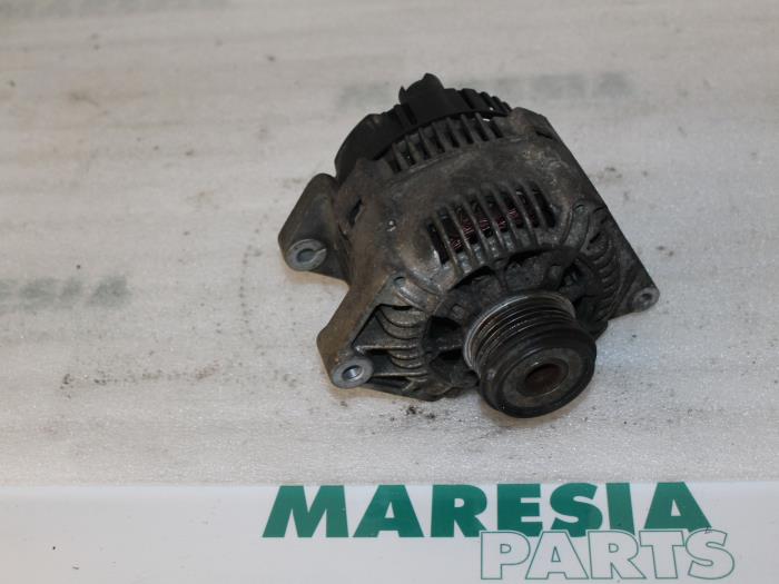 Usagé Dynamo Renault Megane Classic (LA) 1.9 dCi Prix € 35,00 Règlement à la marge proposé par Maresia Parts