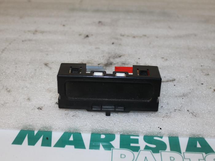 Begagnade Innerdisplay Renault Clio II Societe (SB) 1.5 dCi 80 Pris € 15,00 Marginaltabell erbjuds av Maresia Parts