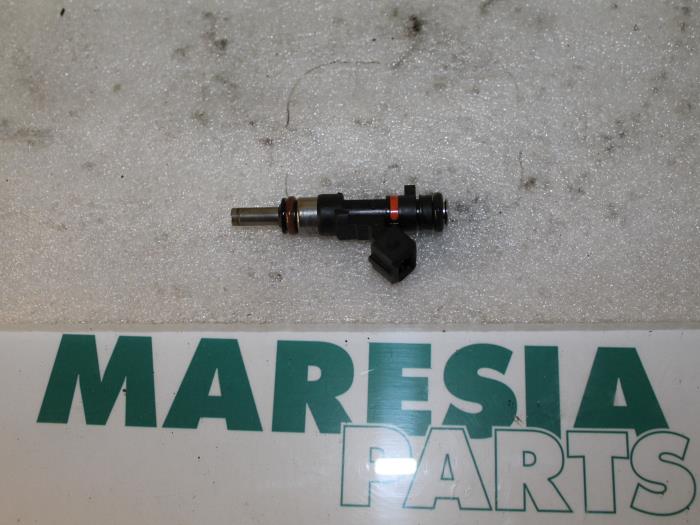 Injector (petrol injection) from a Fiat Bravo (198A) 1.4 MultiAir 16V 2010