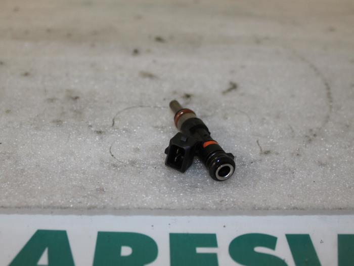 Injector (petrol injection) from a Fiat Bravo (198A) 1.4 MultiAir 16V 2010