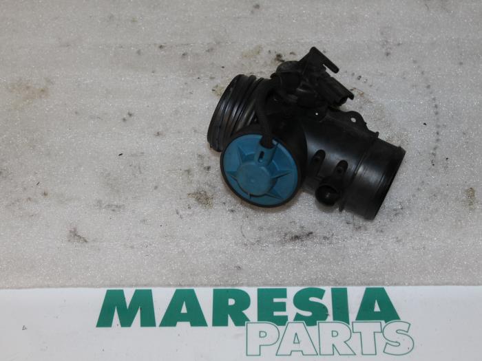 Gebrauchte Drosselklappengehäuse Peugeot 206 (2A/C/H/J/S) 1.9 D Preis € 50,00 Margenregelung angeboten von Maresia Parts