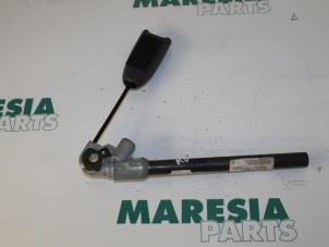 Usados Tensor de cinturón de seguridad derecha Renault Scénic II (JM) 1.9 dCi 130 Precio € 25,00 Norma de margen ofrecido por Maresia Parts