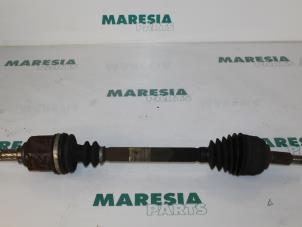 Usagé Arbre de transmission avant gauche Renault Scénic II (JM) 1.5 dCi 105 Prix € 35,00 Règlement à la marge proposé par Maresia Parts
