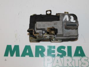 Gebrauchte Türschlossmechanik 2-türig rechts Peugeot 206 (2A/C/H/J/S) 1.6 16V Preis € 25,00 Margenregelung angeboten von Maresia Parts