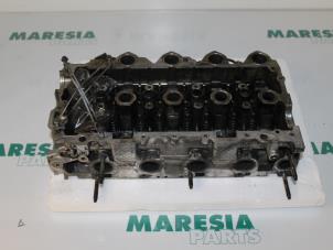 Używane Glowica cylindra Peugeot 407 (6D) 1.6 HDi 16V Cena € 210,00 Procedura marży oferowane przez Maresia Parts