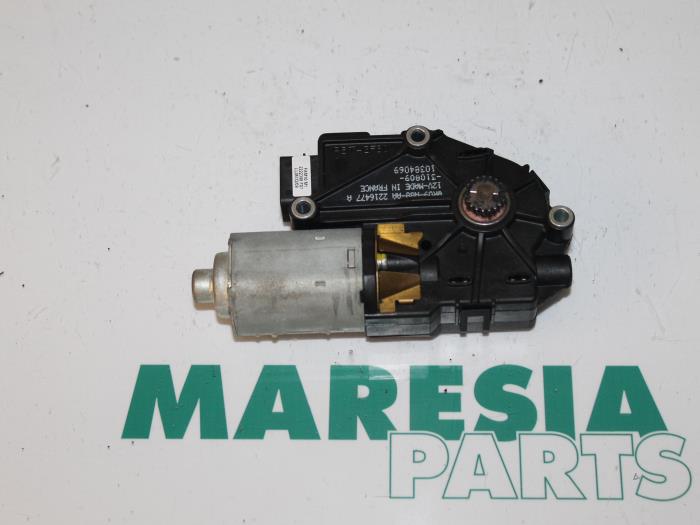 Używane Silnik szyberdachu Renault Megane III Grandtour (KZ) 1.5 dCi 90 Cena € 131,25 Procedura marży oferowane przez Maresia Parts