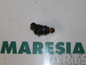 Used Injector (petrol injection) Peugeot 406 Coupé (8C) 2.9 V6 24V Price € 30,00 Margin scheme offered by Maresia Parts