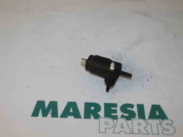 Używane Pompa spryskiwacza przód Fiat Punto II (188) 1.4 16V Cena € 10,00 Procedura marży oferowane przez Maresia Parts
