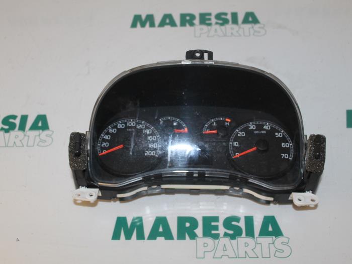 Używane Tablica rozdzielcza Fiat Punto II (188) 1.4 16V Cena € 25,00 Procedura marży oferowane przez Maresia Parts