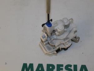 Używane Mechanizm blokady drzwi prawych wersja 2-drzwiowa Fiat Fiorino (225) 1.3 JTD 16V Multijet Cena € 42,35 Z VAT oferowane przez Maresia Parts