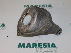 Usagé Bras de suspension haut avant droit Peugeot 407 (6C/J) 2.2 16V Prix € 25,00 Règlement à la marge proposé par Maresia Parts