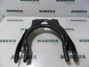 Used Front upper wishbone, left Peugeot 407 (6C/J) 2.2 16V Price € 25,00 Margin scheme offered by Maresia Parts