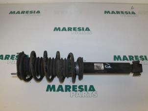 Używane Amortyzator prawy przód Peugeot 407 (6C/J) 2.2 16V Cena € 45,00 Procedura marży oferowane przez Maresia Parts