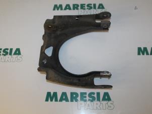 Usagé Bras de suspension haut avant droit Peugeot 407 (6C/J) 2.2 16V Prix € 25,00 Règlement à la marge proposé par Maresia Parts
