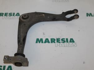 Usagé Bras de suspension bas avant droit Peugeot 407 (6C/J) 2.2 16V Prix € 40,00 Règlement à la marge proposé par Maresia Parts