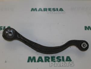 Used Rear wishbone, left Peugeot 407 (6C/J) 2.2 16V Price € 25,00 Margin scheme offered by Maresia Parts