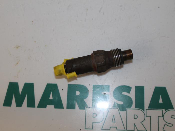 Injector (diesel) from a Renault Megane Break/Grandtour (KA) 1.9D 2000