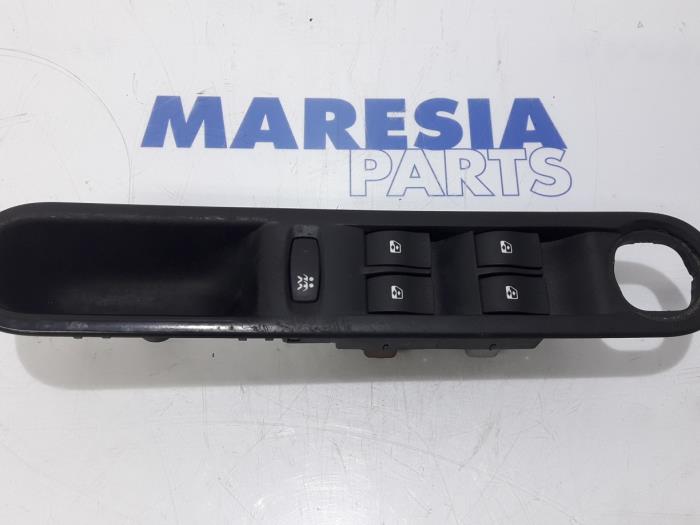 Usados Interruptor combinado de ventanillas Renault Espace (JK) 2.2 dCi 150 16V Grand Espace Precio € 30,00 Norma de margen ofrecido por Maresia Parts