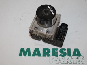 Usados Bomba ABS Renault Twingo II (CN) 1.2 Precio € 75,00 Norma de margen ofrecido por Maresia Parts