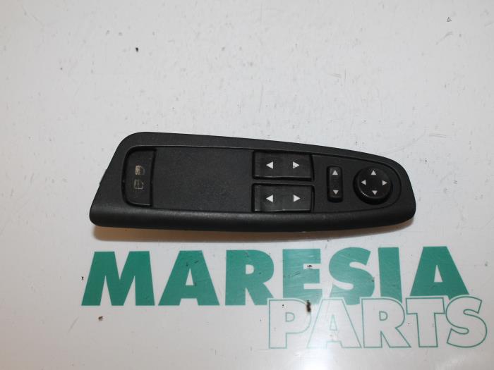 Używane Przelacznik combi okienny Fiat Stilo (192A/B) 1.6 16V Cena € 25,00 Procedura marży oferowane przez Maresia Parts
