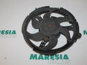 Używane Silnik wentylatora Fiat Stilo (192A/B) 1.6 16V Cena € 35,00 Procedura marży oferowane przez Maresia Parts