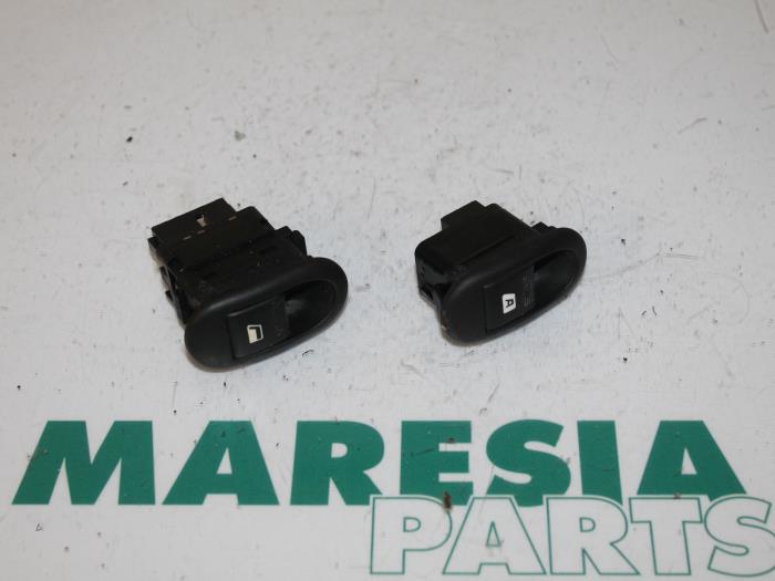 Usados Interruptor combinado de ventanillas Citroen C2 (JM) 1.1 Precio € 20,00 Norma de margen ofrecido por Maresia Parts