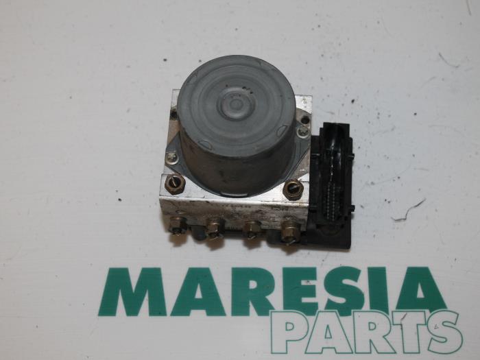 Usagé Bloc ABS Renault Megane II (LM) 1.6 16V Prix € 49,99 Règlement à la marge proposé par Maresia Parts