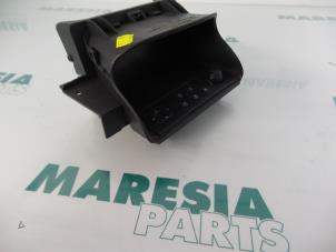 Used Navigation display Renault Clio II (BB/CB) 1.6 16V Price € 126,00 Margin scheme offered by Maresia Parts