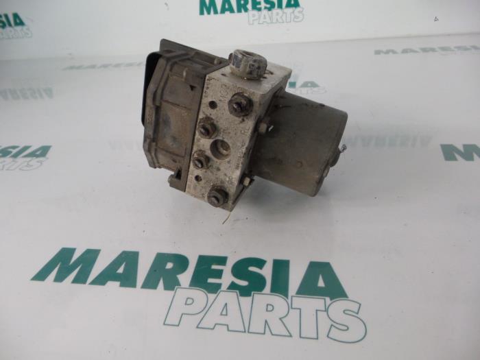 Używane Pompa ABS Fiat Stilo (192A/B) 1.2 16V Cena € 75,00 Procedura marży oferowane przez Maresia Parts