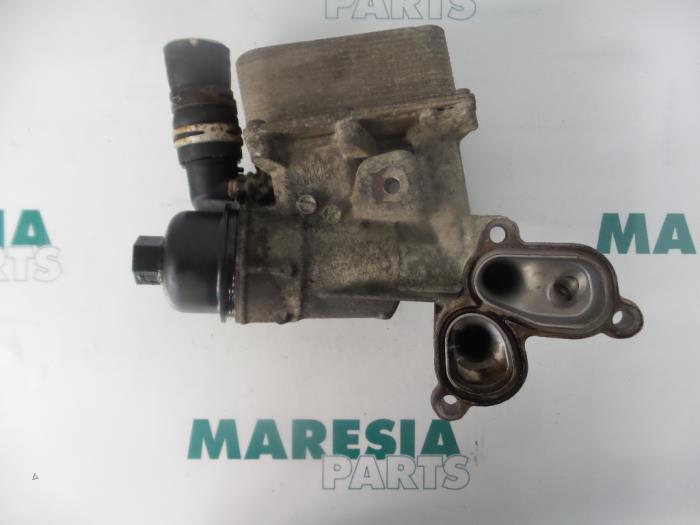 Oil filter holder from a Renault Trafic New (FL) 2.0 dCi 16V 90 2008