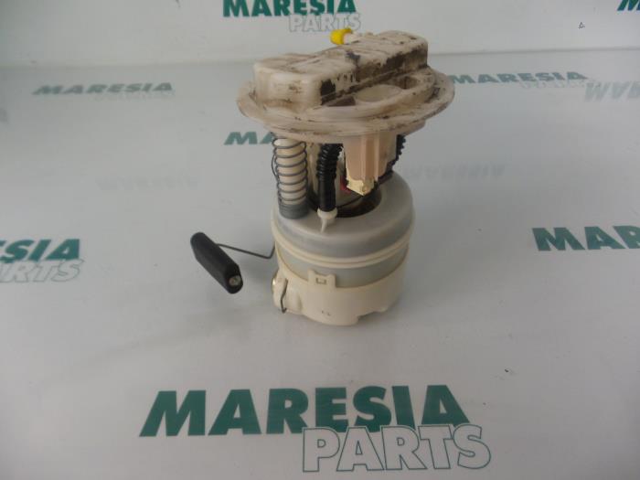 Usagé Pompe à carburant Renault Clio II (BB/CB) 1.2 16V Prix € 20,00 Règlement à la marge proposé par Maresia Parts