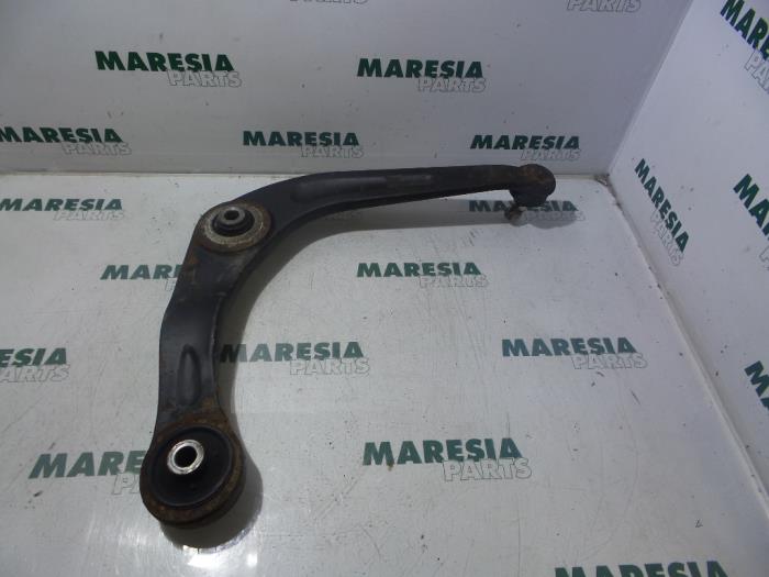 Front lower wishbone, left from a Peugeot 206 (2A/C/H/J/S) 1.4 XR,XS,XT,Gentry 2004
