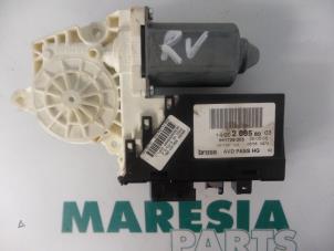 Usagé Lève vitre électrique avant droit Peugeot 807 2.0 16V Prix € 75,00 Règlement à la marge proposé par Maresia Parts