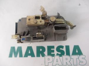 Usagé Serrure portière mécanique 4portes avant droite Peugeot 807 2.0 16V Prix € 35,00 Règlement à la marge proposé par Maresia Parts