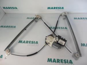 Używane Mechanizm szyby lewej przedniej wersja 4-drzwiowa Peugeot 807 2.0 16V Cena € 50,00 Procedura marży oferowane przez Maresia Parts