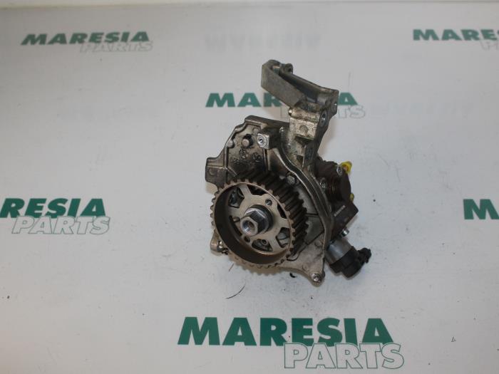 Mechanical fuel pump from a Peugeot 308 SW (4E/H) 1.6 HDiF 16V 2008