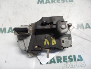 Gebrauchte Türschlossmechanik 4-türig rechts vorne Citroen Xsara Picasso (CH) 1.8 16V Preis € 25,00 Margenregelung angeboten von Maresia Parts