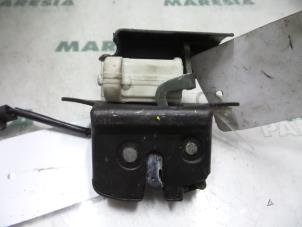 Używane Mechanizm zamka tylnej klapy Fiat Stilo (192A/B) 1.6 16V 3-Drs. Cena € 25,00 Procedura marży oferowane przez Maresia Parts