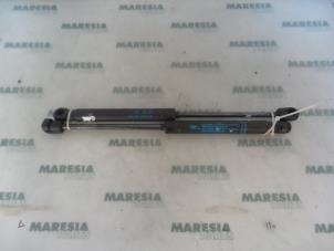 Used Set of tailgate gas struts Peugeot 407 (6D) 2.0 16V Price € 30,00 Margin scheme offered by Maresia Parts