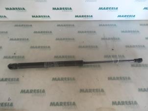 Used Set of tailgate gas struts Alfa Romeo 147 (937) 1.6 Twin Spark 16V Price € 20,00 Margin scheme offered by Maresia Parts