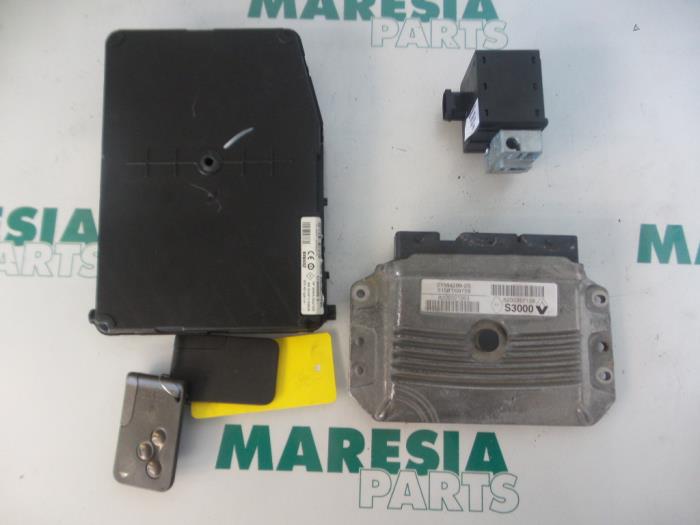 Used Engine management computer Renault Grand Scénic II (JM) 2.0 16V Price € 324,99 Margin scheme offered by Maresia Parts