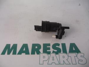 Używane Pompa spryskiwacza przód Renault Twingo (C06) 1.2 Cena € 15,00 Procedura marży oferowane przez Maresia Parts