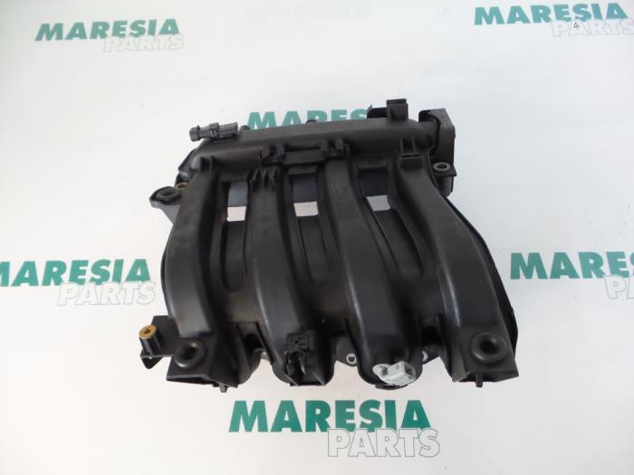 Intake manifold from a Renault Clio II (BB/CB) 1.2 16V 2006